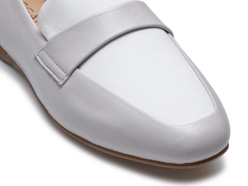 フラットローファー