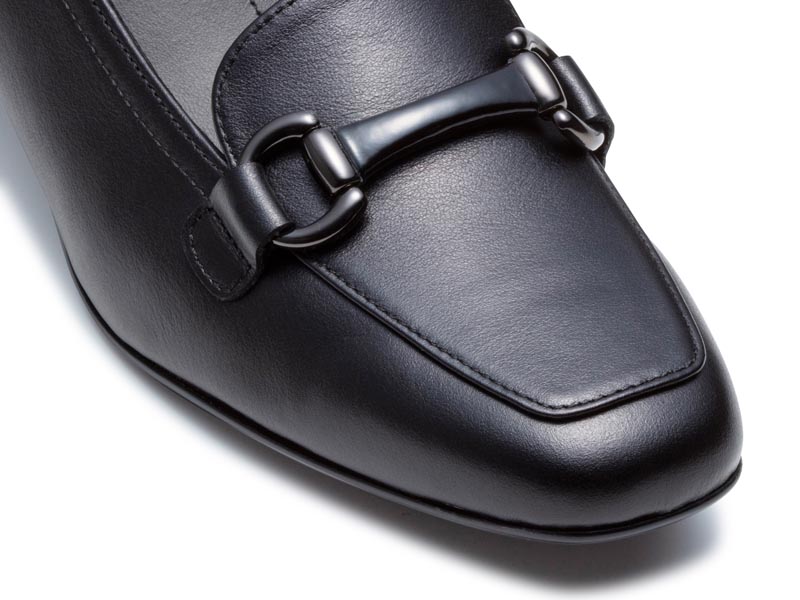 ビット付きパンプス