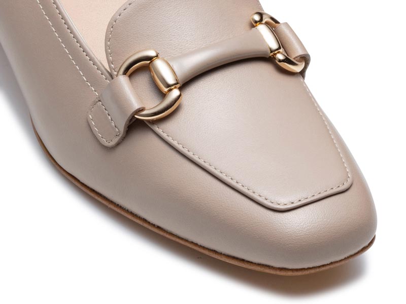 ビット付きパンプス