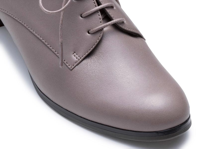 レースアップシューズ