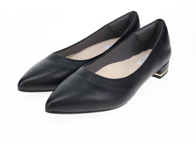 ポインテッドトウフラットパンプス