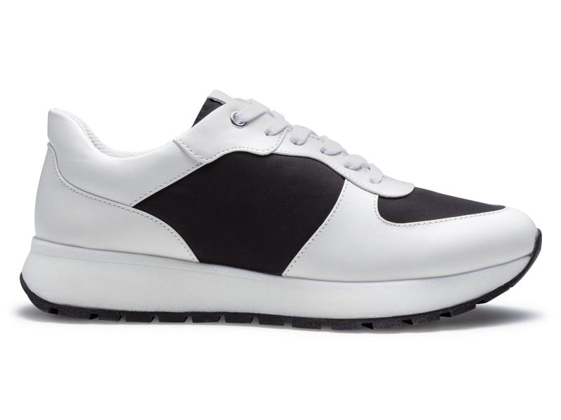 レースアップスニーカー