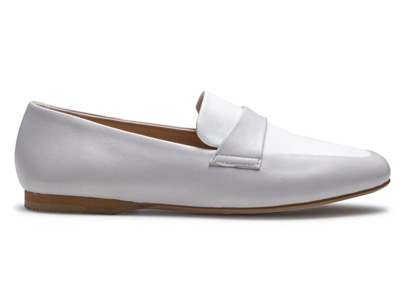 フラットローファー