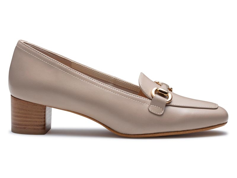 ビット付きパンプス