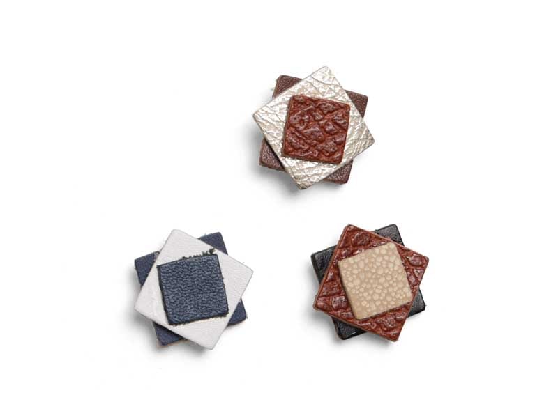 残革を使ったラペルピン