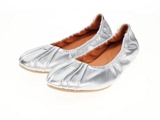 メタルロゴギャザーパンプス