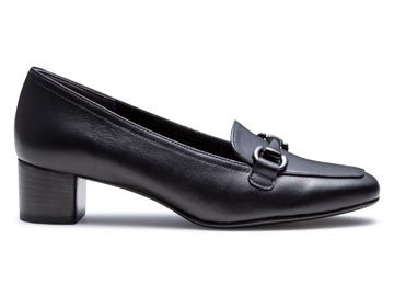 ビット付きパンプス