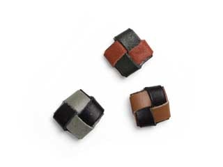 残革を使ったラペルピン