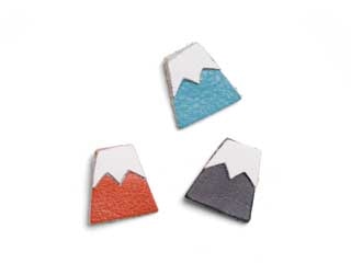 残革を使ったラペルピン