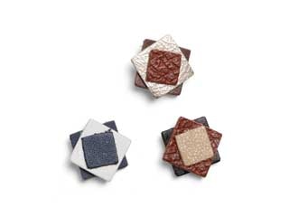 残革を使ったラペルピン