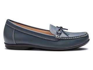 リボン付きフラットシューズ